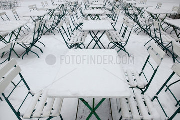 Berlin  mit Schnee bedecktes Gartenlokal