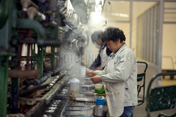 Suzhou  Frauen bei der Arbeit in der Seidenspinnerei