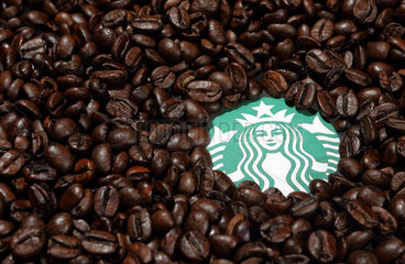 Berlin  Deutschland  Kaffeebohnen mit Starbuckslogo