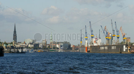 Hamburg  Panorama des Hafens und der Altstadt