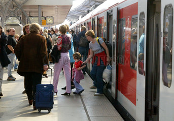Koeln  Passagiere beim Einsteigen auf dem Hauptbahnhof