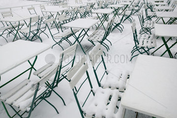 Berlin  mit Schnee bedecktes Gartenlokal