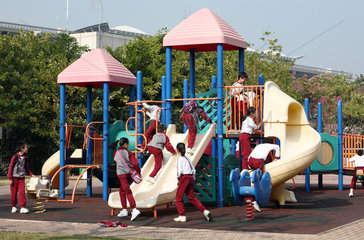Hongkong  China  Kinder auf einem Spielplatz