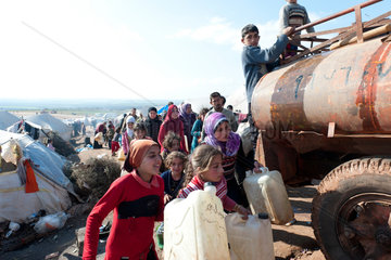 Atma  Syrien  Trinkwassertankwagen im Fluechtlingslager Atma Camp an der tuerkischen Grenze