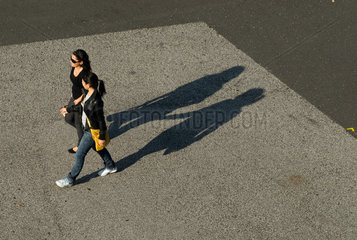 Basel  junge Frauen laufen zusammen