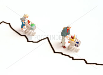 Frau und Mann mit Kind im Einkaufswagen als Miniatur