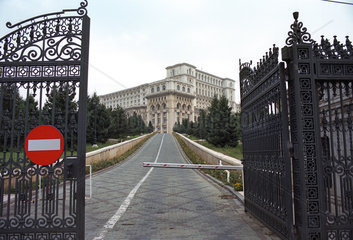 Auffahrt zum Parlamentspalast (Palatul Parlamentului) in Bukarest