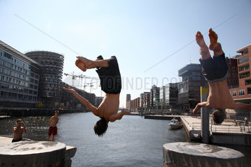 Hamburg  Deutschland  Jungen springen am Sandtorkai ins Hafenbecken