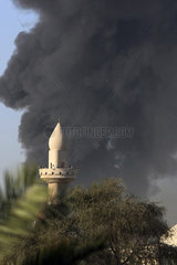 Dubai  Vereinigte Arabische Emirate  schwarze Rauchwolke hinter einer Moschee