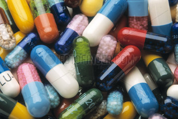 Medikamentenkapseln in verschiedenen Formen und Farben als Makroaufnahme