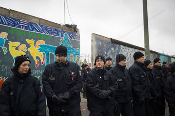 Berlin  Deutschland  Polizeiaufkommen an einem bereits fehlenden Stueck der East Side Gallery