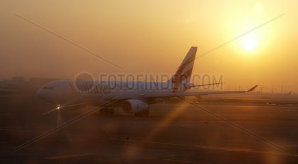 Ein Flugzeug der Emirates Airlines vor dem Flughafen von Dubai