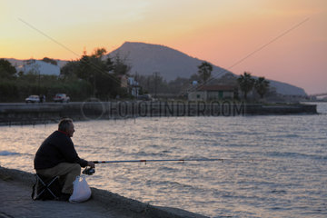 Yesilyurt  Tuerkische Republik Nordzypern  Angler an der Morphou Bucht