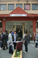 Istanbul  Tuerkei  Studenten auf dem Campus der Universitaet Istanbul