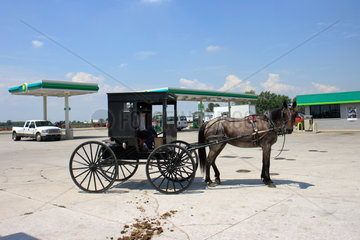 Topeka  USA  ein Pferdefuhrwerk der Amish People parkt auf einer BP Tankstelle