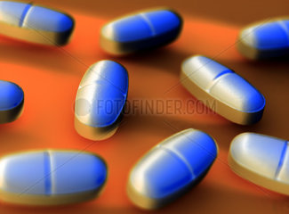 Antibiotikatabletten lose liegend in farbigem Licht