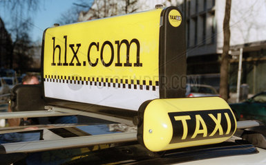 Werbung fuer Hapag-Lloyd Express an einem Taxi
