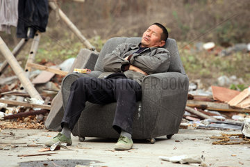 Suzhou  Mann schlaeft in einem Sessel