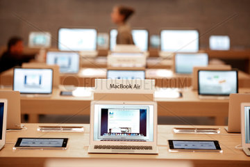 Berlin  Deutschland  MacBook Air im neuen Apple Store Berlin