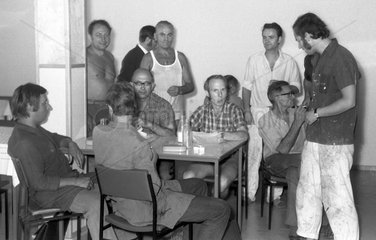 Berlin  DDR  Bauarbeiter machen eine Fruehstueckspause