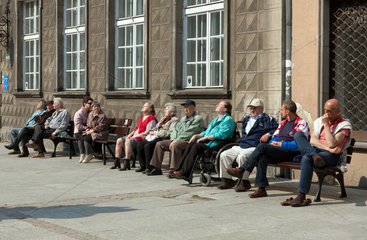 Danzig  Polen  Menschen auf einer Bank in der Langgasse