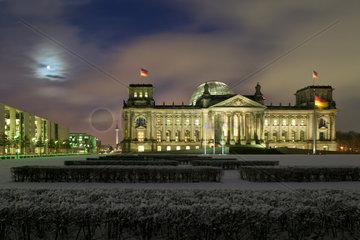 Berlin  Reichstag im Schnee bei Daemmerung