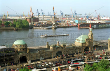 Blick auf die Landungsbruecken am Hamburger Hafen.