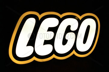 Das beleuchtete Logo der Firma LEGO