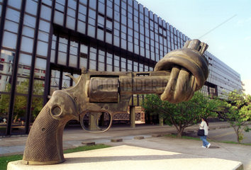 die Skulptur -Non Violence- in Luxemburg