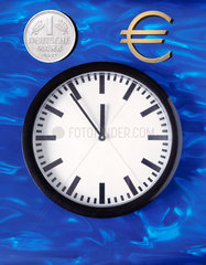 Uhr  die 5 vor 12 zeigt  mit DM und Eurosymbol