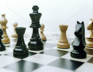 Nahaufnahme von Schachfiguren auf einem Spielbrett