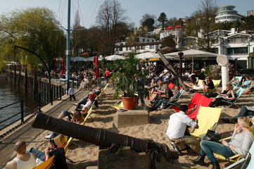 Hamburg  Deutschland  Gaeste in einer Strandbar am Elbufer