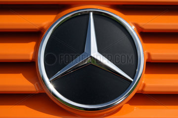 Iffezheim  Deutschland  Mercedes-Stern auf einem Kuehlergrill