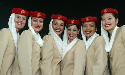 Stewardessen der Emirates Airlines im Portrait