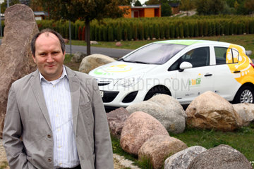 Teichland  Deutschland  Vattenfall-Projektleiter Dr. Maik Honscha und Elektroauto CETOS