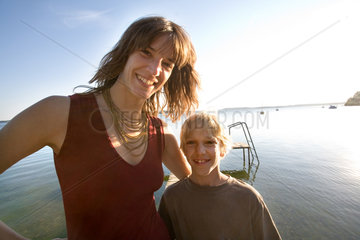 Ploen  Deutschland  Portraet einer jungen Frau mit ihrem Sohn auf einem Bootssteg