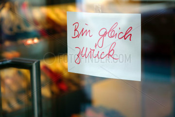 Berlin  Bin-gleich-zurueck-Schild an einem Geschaeft