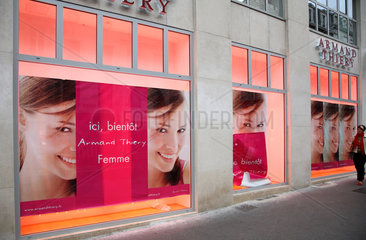 Nancy  Frankreich  Schaufenster des Modegeschaefts Armand Thiery