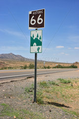 Hackberry  USA  ein Verkehrsschild der HISTORIC ROUTE 66 in der Wueste von Arizona