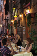 Rom  Italien  Menschen in einem Strassenrestaurant