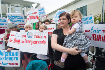 Berlin  Deutschland  Protestaktion vor dem Bundeskanzleramt fuer die Reichensteuer