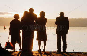 Rapperswil  Schweiz  Shilouetten einer Familie bei Sonnenuntergang