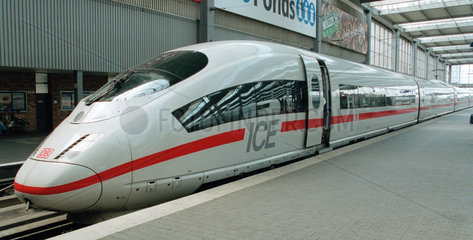 Ein Zug vom Typ ICE 3 im Muenchener Hauptbahnhof