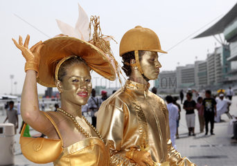 Dubai  Vereinigte Arabische Emirate  Frau und Mann in Gold gekleidet beim Pferderennen