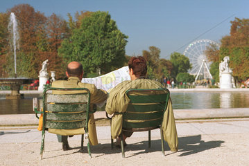 Touristen mit einem Stadtplan im Louvrepark in Paris