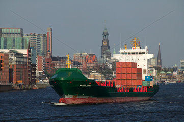 Hamburg  Deutschland  Containerschiff Hanse Spirit  im Hintergrund der Michel