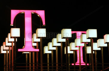 Leuchtreklame der Deutschen Telekom bei Nacht
