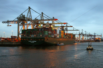 Der Containerhafen der Hansestadt Hamburg im Abendlicht