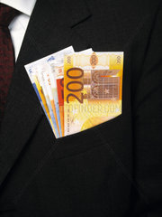 Eurogeldscheine in der Einstecktasche eines Anzuges