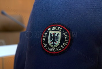 Karlsruhe - Das Emblem des Bundesverfassungsgerichtes auf einer Amstuniform
